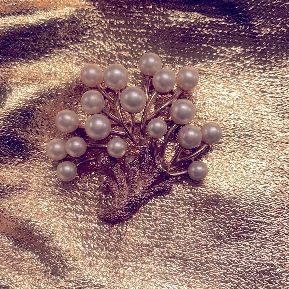 Vintage! The pearls are not real.
